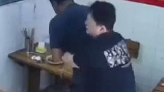 防止因异物卡喉，海姆立克急救法不一定每个人都会，开餐馆可以备上这个急救神器，有备无患！