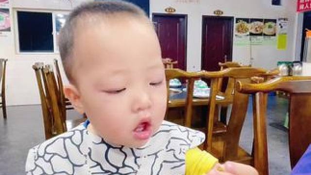 萌娃干饭中#小小干饭人上线 #馋嘴宝宝啥都想吃 #吃得津津有味 #认真吃的样子真可爱 #不挑食的娃