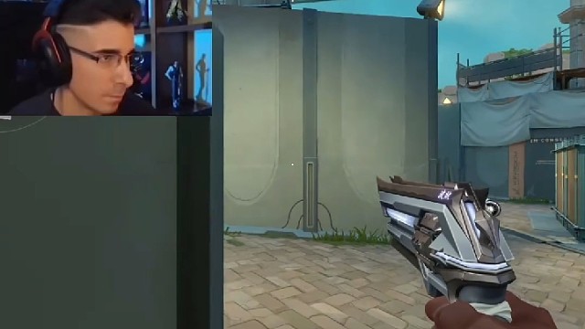 背身一弹夹打完不中，致敬Niko