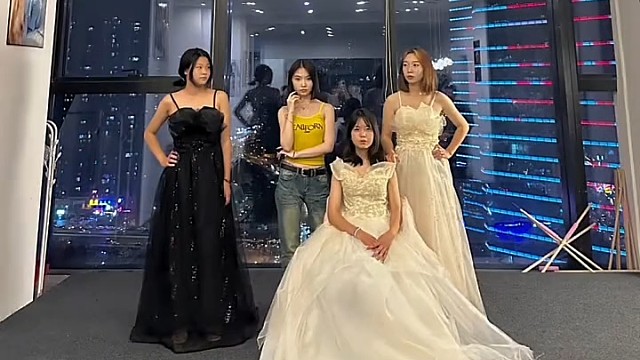 晚礼服走秀，一天500 