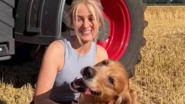 德国农业女农机手。 #开拖拉机的女孩 #农村拖拉机 #现代农机 #德国农业 #解压视频