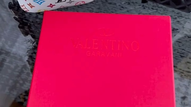 今日开箱 华伦天奴的含金量 谁懂 
沉浸式开箱体验 开箱测评 拆开即是惊喜 买买买日常 靠买东西