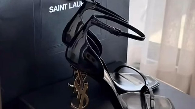 不愧是顶流！！！记录吧就现在
	
正品 时尚单品 水钻高跟鞋 辣妹高跟鞋 圣罗兰 好物推荐