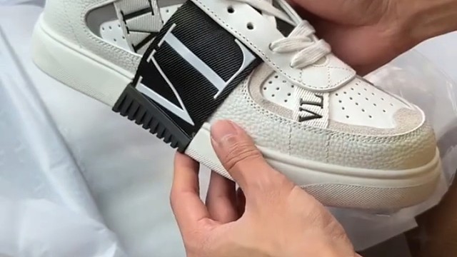 VALENTINO 会反复穿的简单白休闲鞋休闲鞋 鞋控の日常 男鞋推荐