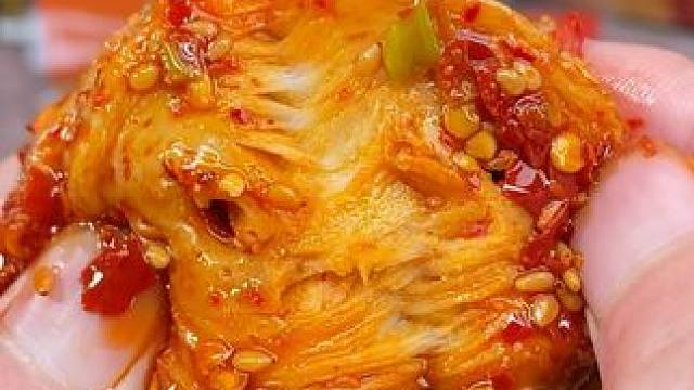 上班同事给我一包这个烤面筋片，真的很辣很香很过瘾！#辣条 #追剧小零食 #无辣不欢 #百吃不厌