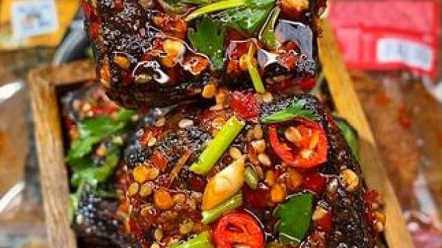 吃过一次就停不下来的长沙特产臭豆腐！外酥里嫩香香辣辣的巨好吃#臭豆腐 #追剧小零食 #好吃到停不下来