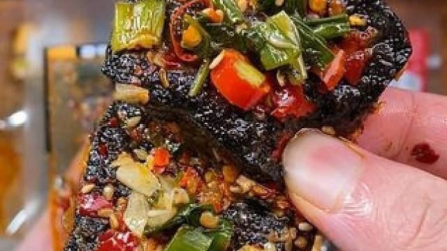 外酥里嫩，越嚼越香的长沙臭豆腐！真的越吃越辣！#追剧小零食 #好吃到停不下来 #下酒菜 #无辣不欢