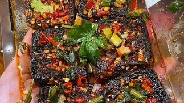 现在不用来长沙也能吃到正宗的长沙臭豆腐了！#追剧小零食 #下酒菜 #无辣不欢 #辣条