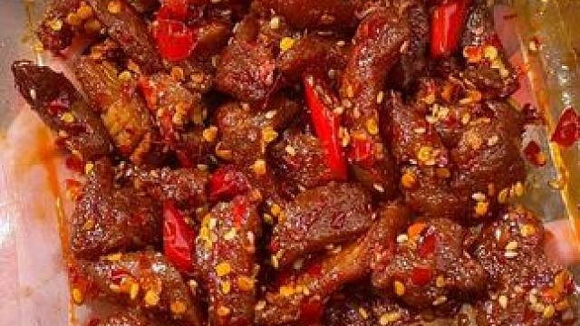 这个鸡肉干居然比牛肉干还要好吃，肉质紧实超有嚼劲#零食推荐 #追剧小零食 #辣条 #好吃到停不下来