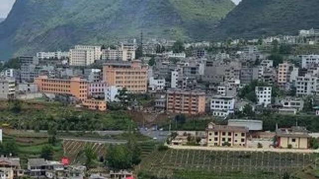 年少的时候，不觉得家乡美、家乡好，反而觉得家乡贫穷落后，想要走出去，找寻远方的梦想。中年的时候，就觉