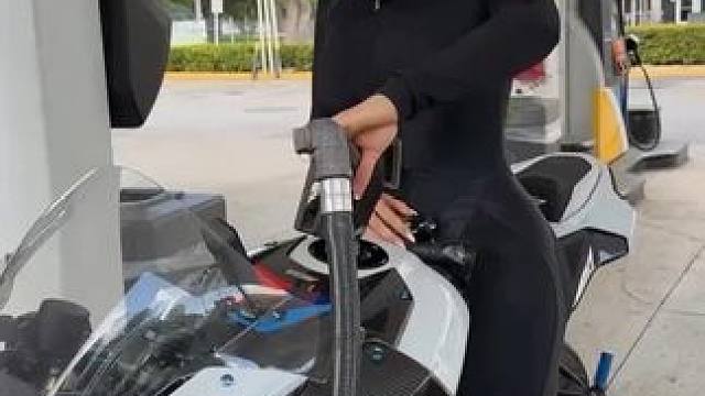 流出来了#宝马m1000rr#机车小姐姐 #超A姐妹上台要紧