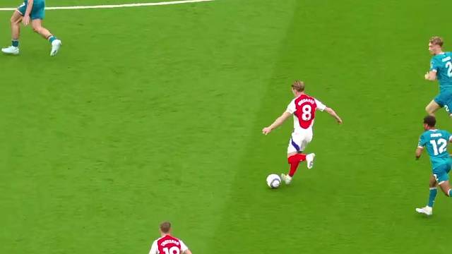 默契传跑 冷静射门