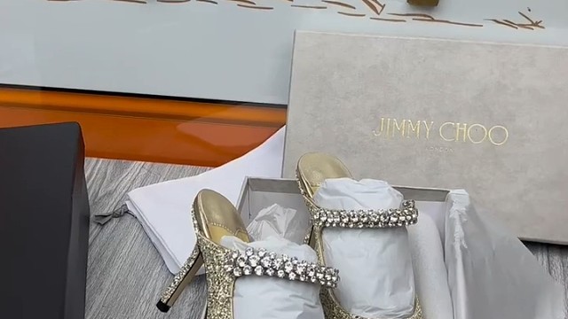 JIMMY CHOO这双高跟半拖真的绝！一开始被颜值折服，结果一上脚就完全爱上了，穿起来稳稳的很舒服