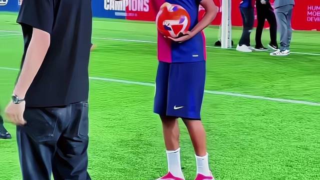 小孩哥亚马尔和朋友一起玩球，笑得真是开心啊