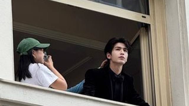 在家只能看见航仔，来戛纳看到的可是张凌赫！ 而且是一抬头无意间看到的！我同事挥手跟他打了个招呼，他就