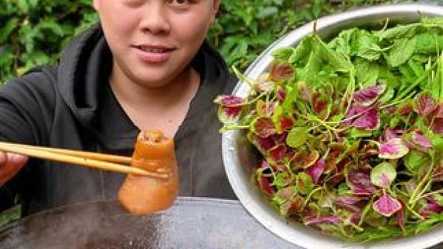 炖一锅香辣猪尾巴，配着新鲜蔬菜吃过瘾 #美食 #农村生活 #美食分享