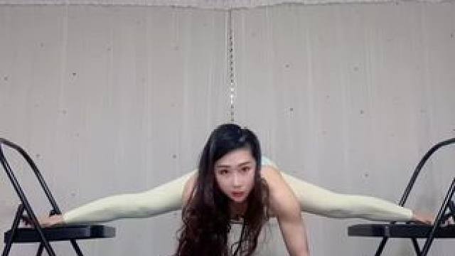 生活和朋友，越简单越好，如果你有我就够了，那么我也是！早安#一字马 #自律遇见更好的自己 #横叉练习