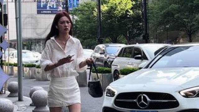 今天是520，开上你的奔驰c260，去接你爱的那个女孩吧#奔驰c260l #街拍美女 #dou是好车