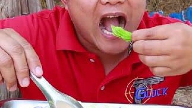 变形小苦瓜泰式‍海鲜酱️凉拌鲜生蚝 #泰国大叔 #最爱吃海鲜 #泰国吃播视频 #泰国美食 #内容启发