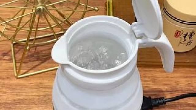 折叠烧水壶 酒店的水壶不干净不卫生？试试这款折叠水壶，小巧便携，放在包包行李箱不占空间。#出差旅行必