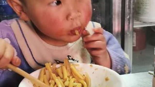 今天带双来吃凉粉。#农村娃