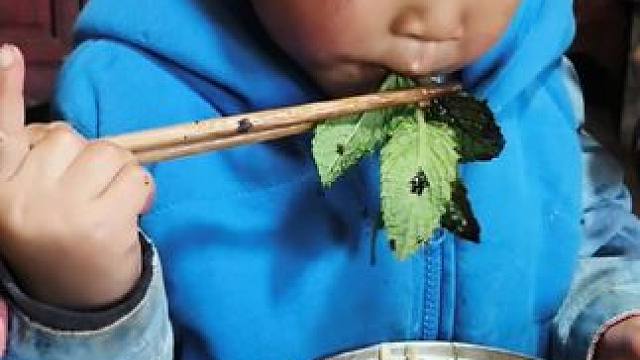 今天煮面条吃。#农村娃