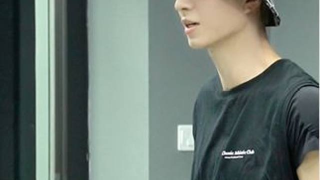 恋爱互动剧《无法抗拒的他们》 #又酷又飒 他转身挑眉笑问"帅吗？"我的心跳声比音乐还震耳欲聋#无法抗