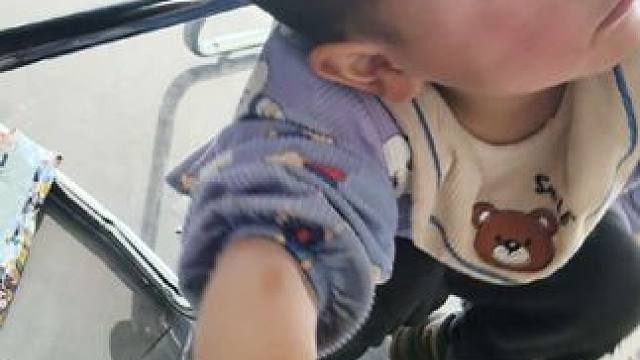 带孩子出门都不好意思。#农村娃