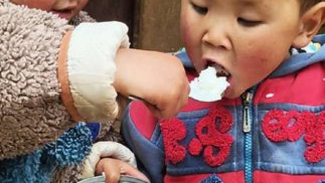 双双吃饭不挑食。#农村娃