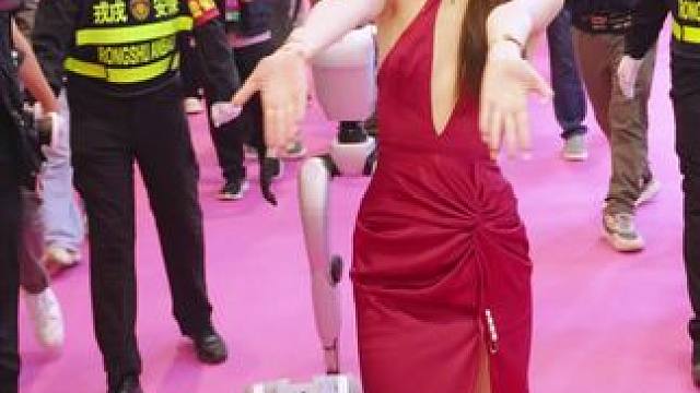 我和我的小狗一起工作 #网红车模第一天团#网红车模AI天团#车展现场