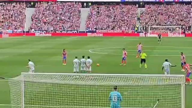 马竞4:1皇家贝蒂斯，小蜘蛛任意球直挂死角破门。