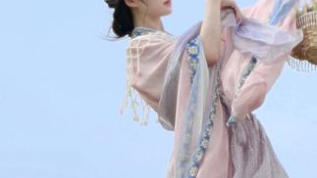 捻过花惹了白 月下举杯敬沧海