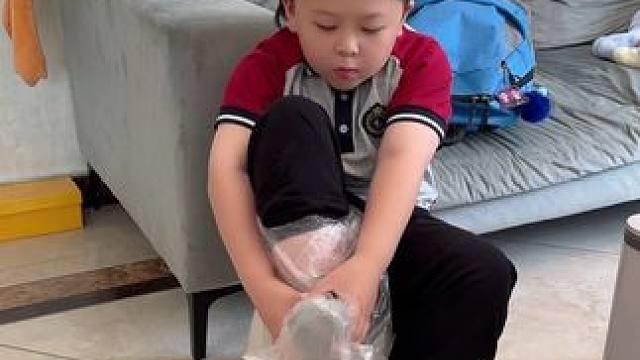 我儿子说 这样穿袜子 袜子不会脏 还不用洗袜子 我真是无言以对#金牌育言家 #谢谢你成为我的小孩 #