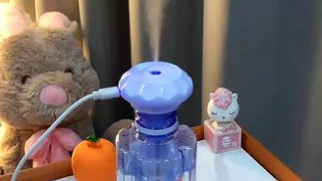 拧在水瓶上就能用的加湿器 拧在水瓶上就能用的加湿器你见过嘛?小巧便槜很安静，出门带上也方便。#水瓶加