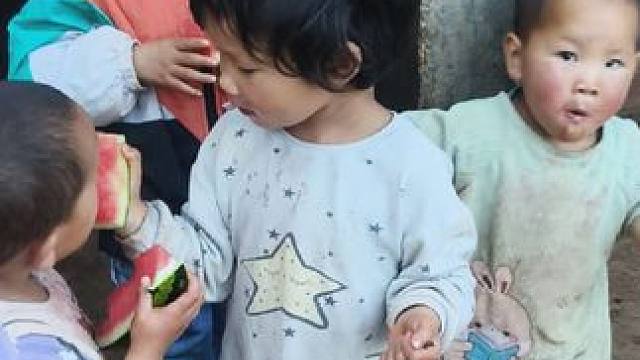 四个孩子喜欢吃西瓜。#农村娃