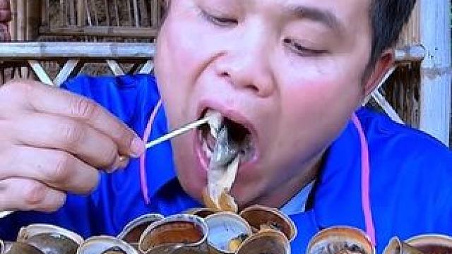 酸辣️凉拌木瓜丝鲜嫩带黄小田螺 #内容启发搜索 #泰国生活 #完美搭配 #泰国大叔#泰国美食