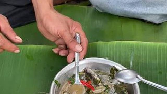东南亚美食 #柴火灶美食 #乡村野味 #煎炸河鱼的做法 #这吃法真的忍不了了 #大山里的美食