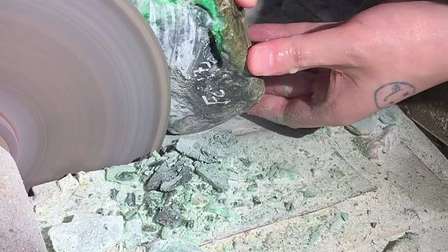 莫湾基切开在找色