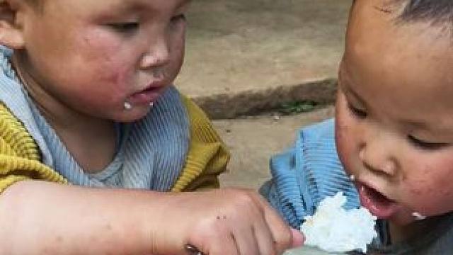 今天从地里回来，先泡点饭吃。#农村娃