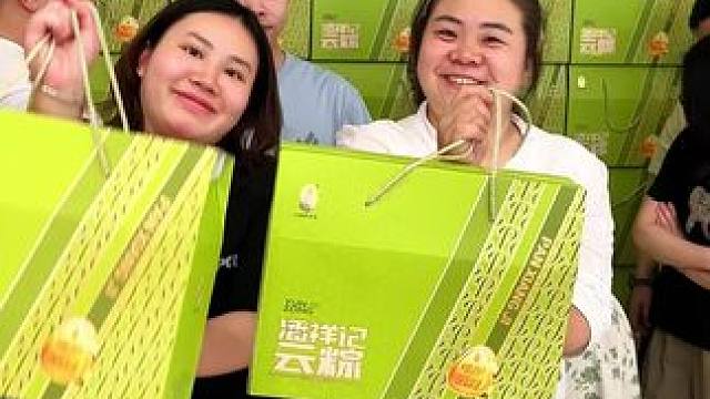 过节啦！胖妹给员工发粽子了！