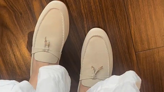 开箱 Lp 乐福鞋Lp乐福鞋穿起来真的太舒服了，传说中的踩屎感，底厚3厘米左右，显得腿线条比例也不错