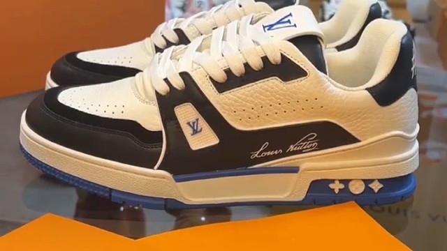 告别天价鞋，Lv trainer这个配色很难不爱～鞋控の日常 穿上脚回头率百分百 鞋子开箱 trai