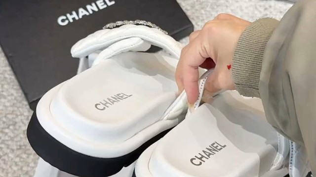 韩系学妹穿搭Chanel25p水钻魔术贴拖鞋记录吧就现在 鞋控の日常 女生最爱的高颜值鞋子