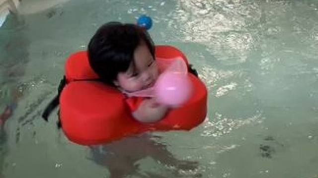 今天也是快乐的一天呢#宝宝泡澡 #喜欢游泳的宝宝 #那个爱玩水的宝宝 #被记录是一件很幸福的事情