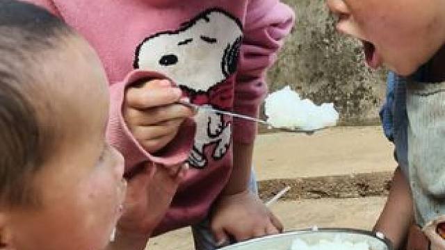 希望他们健康快乐的成长。#农村娃