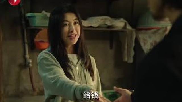 黄萧没有更多的钱支付房租，便打起吴豫的主意，巧言令色哄骗他跟自己合租，吴豫没有犹豫太多就爽快答应了。