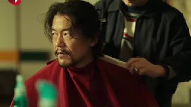 张弛独自跟踪吴豫，暗中拍摄照片，吴豫有所察觉，快步走进闹市区的理发店。吴豫在里面剪头发，目光时刻盯着