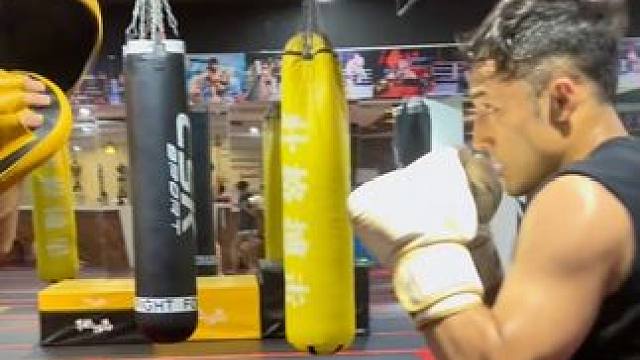 锐利的眼神，像是刀锋一般，刺透一切阻碍 
#战斗 #格斗 #自由搏击