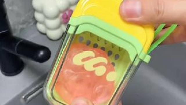 旅行香皂盒 出门旅行就用它装香皂，住酒店，去游泳去漂流，装上一块香皂洗全身，密封性好，携带很方便 !