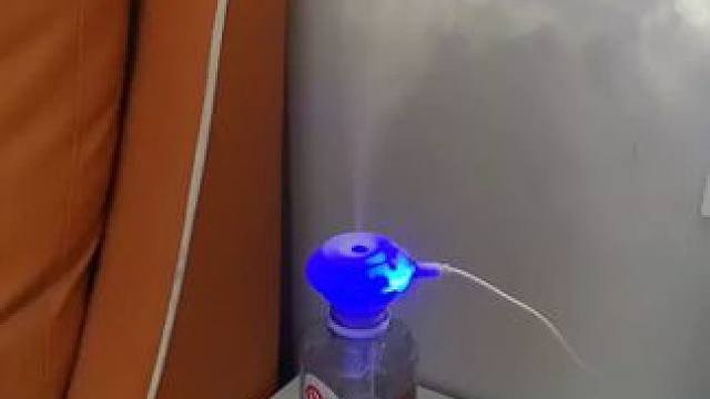 拧在水瓶上就能用的加湿器 拧在水瓶上就能用的加湿器你见过嘛?小巧便槜很安静，出门带上也方便。#水瓶加